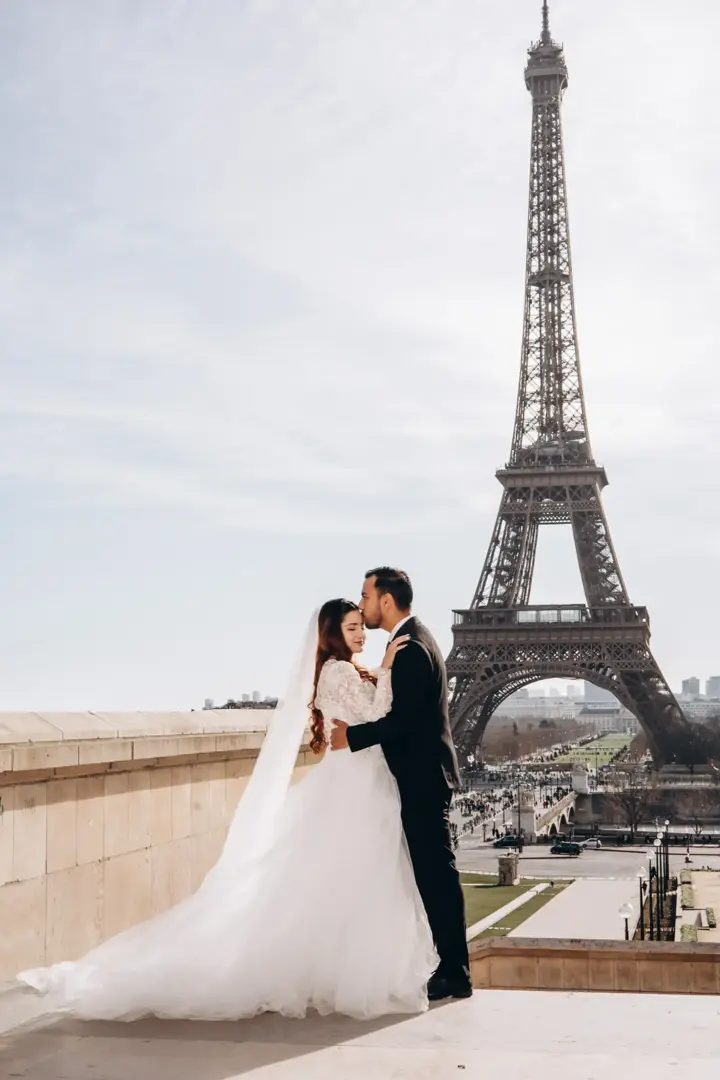 Wedding couple Paris elopement photographer